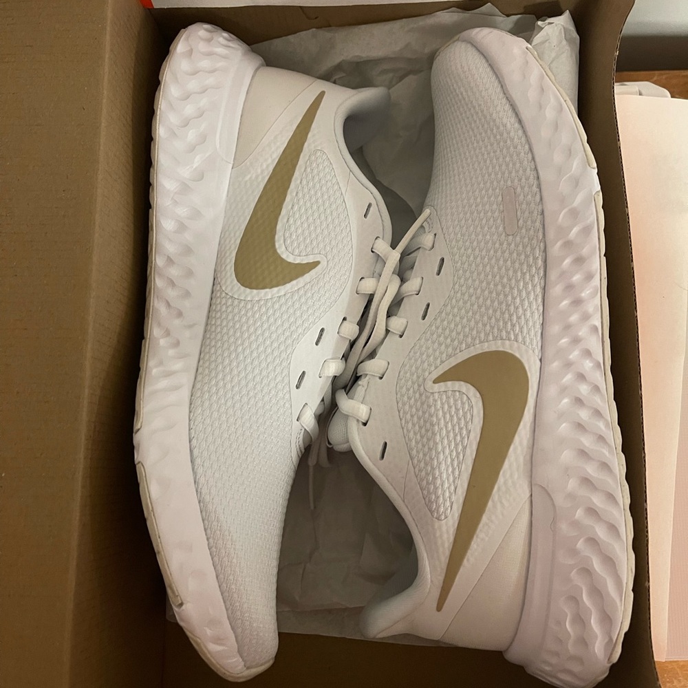 Women’s Nike Revolution 5